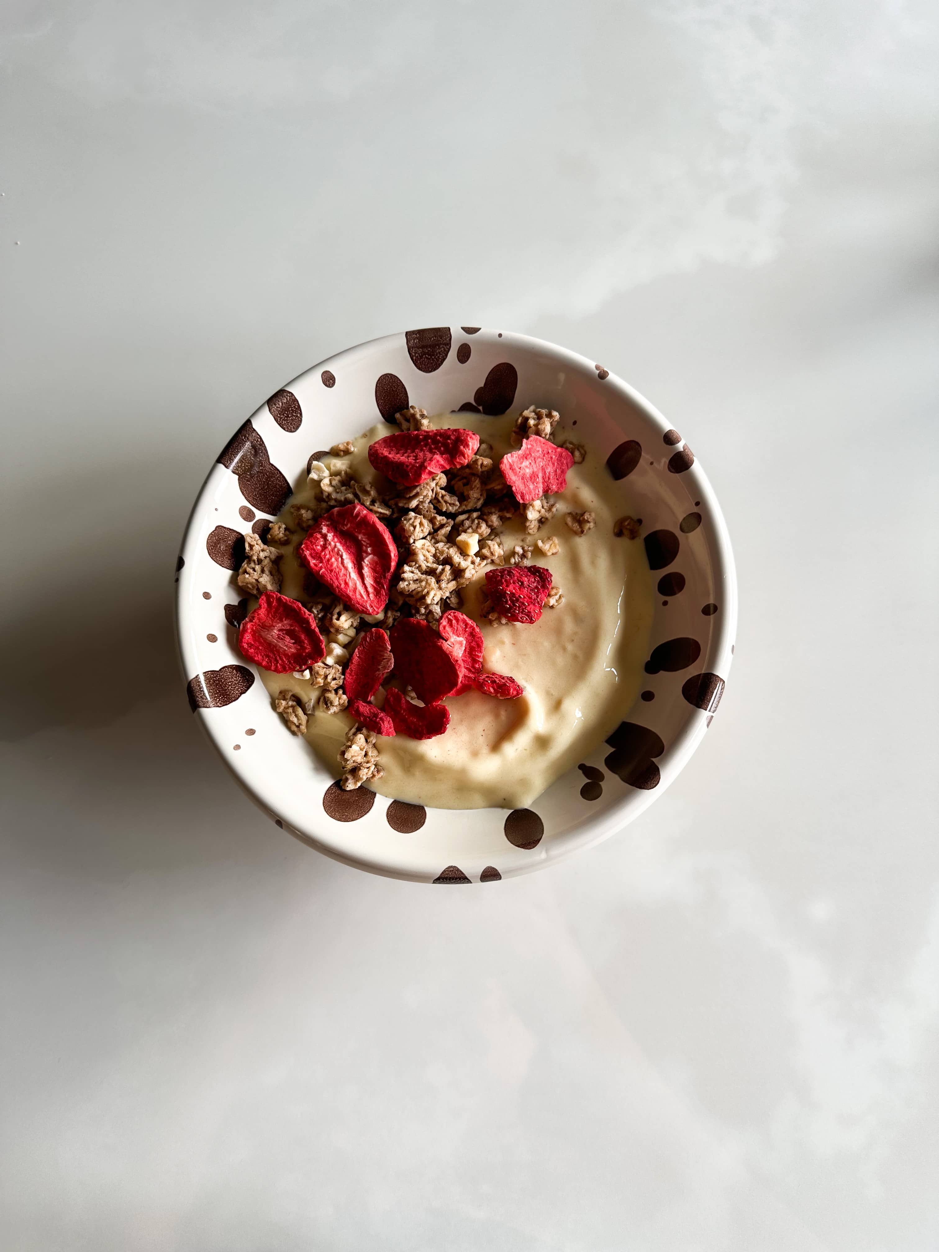 Proteinrik smoothiebowl med banan, mango- och vanilj