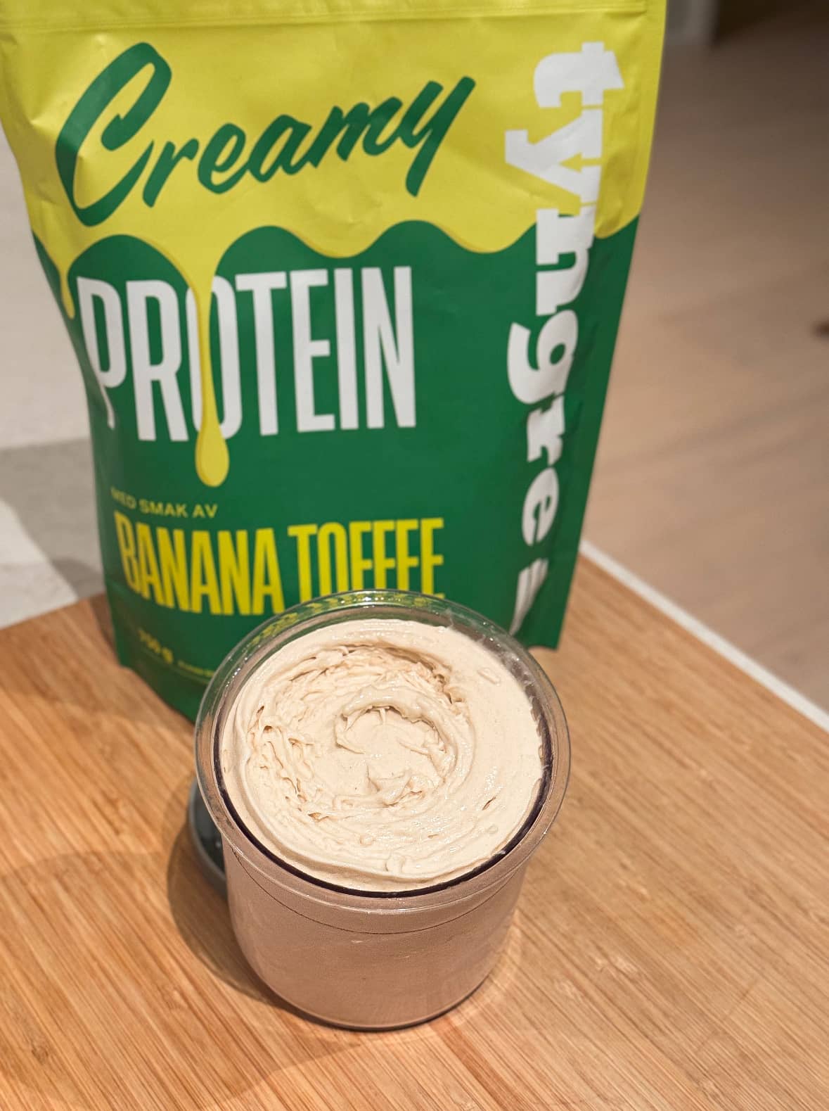 Proteinrik och krämig banan- och kolaglass