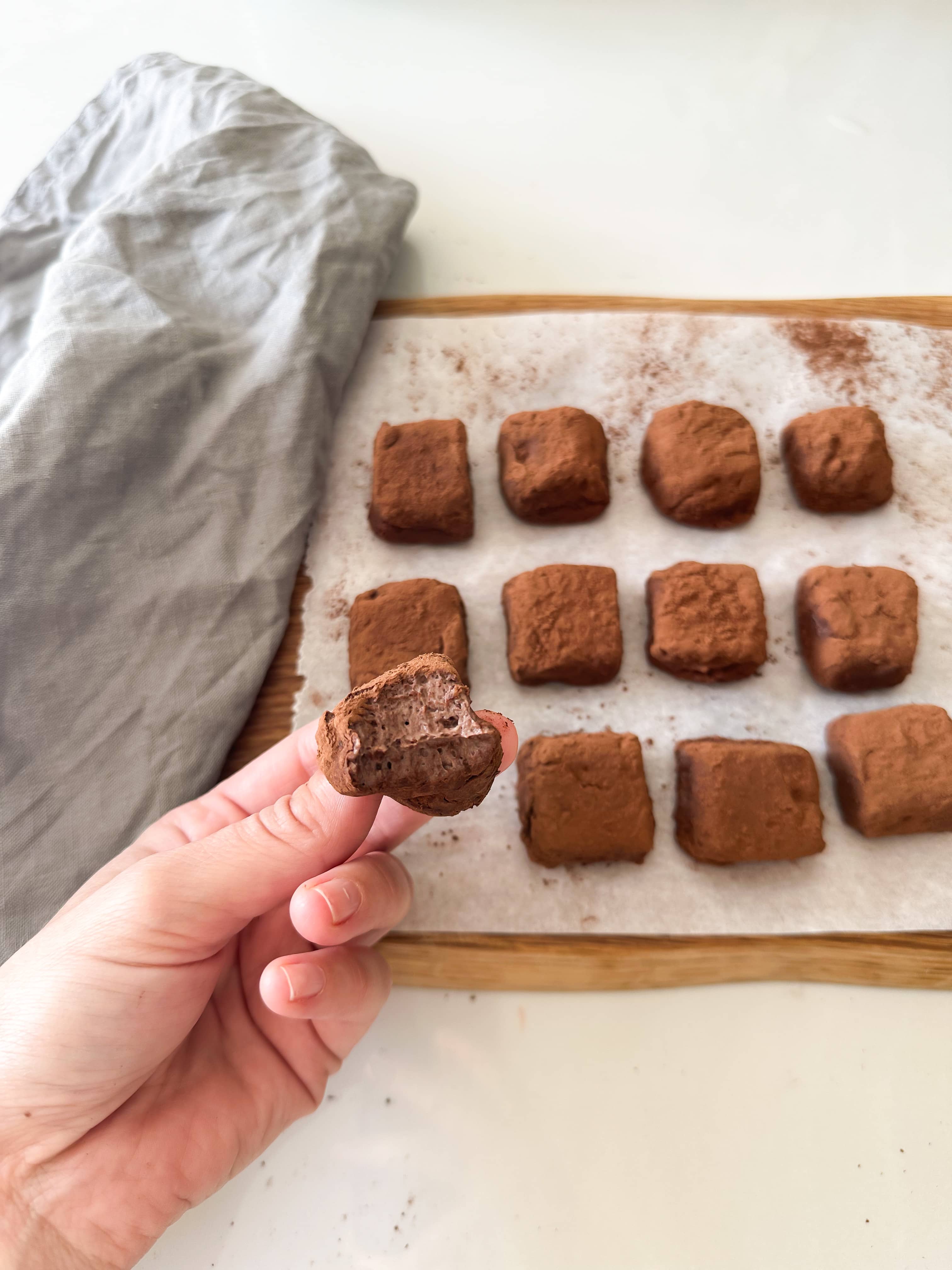 Proteinrika kvarg- och chokladtryfflar kasein kladdkaka