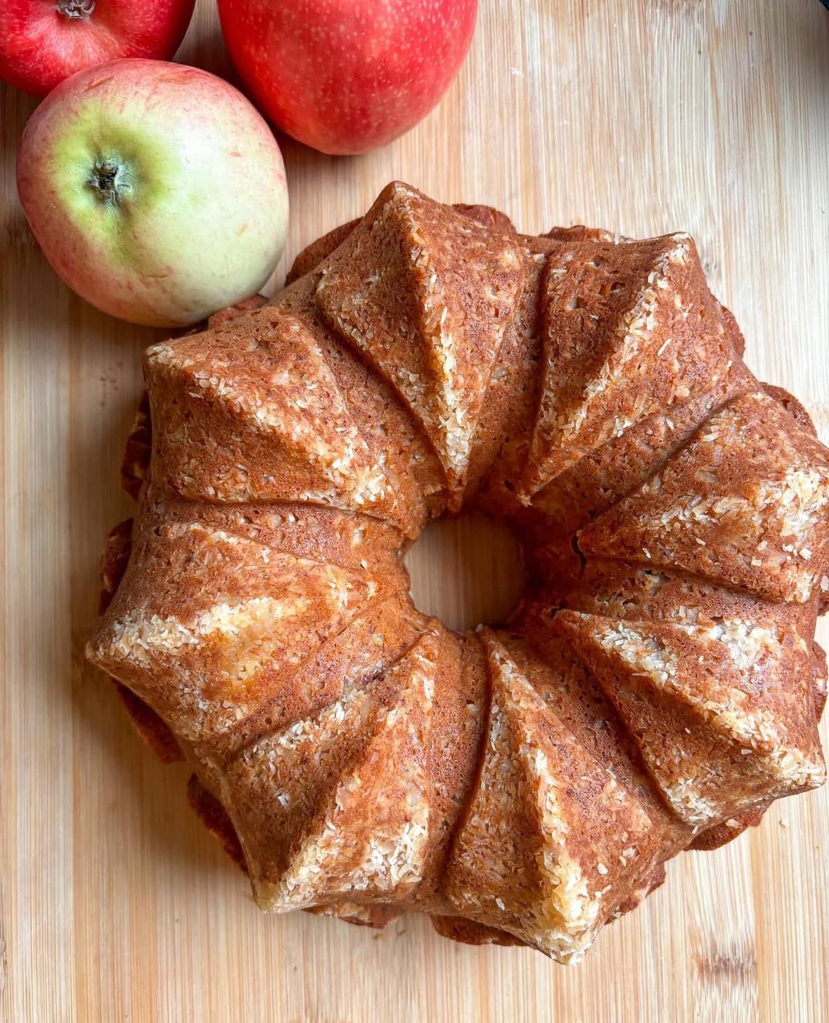 Banankaka med äpple och kanel