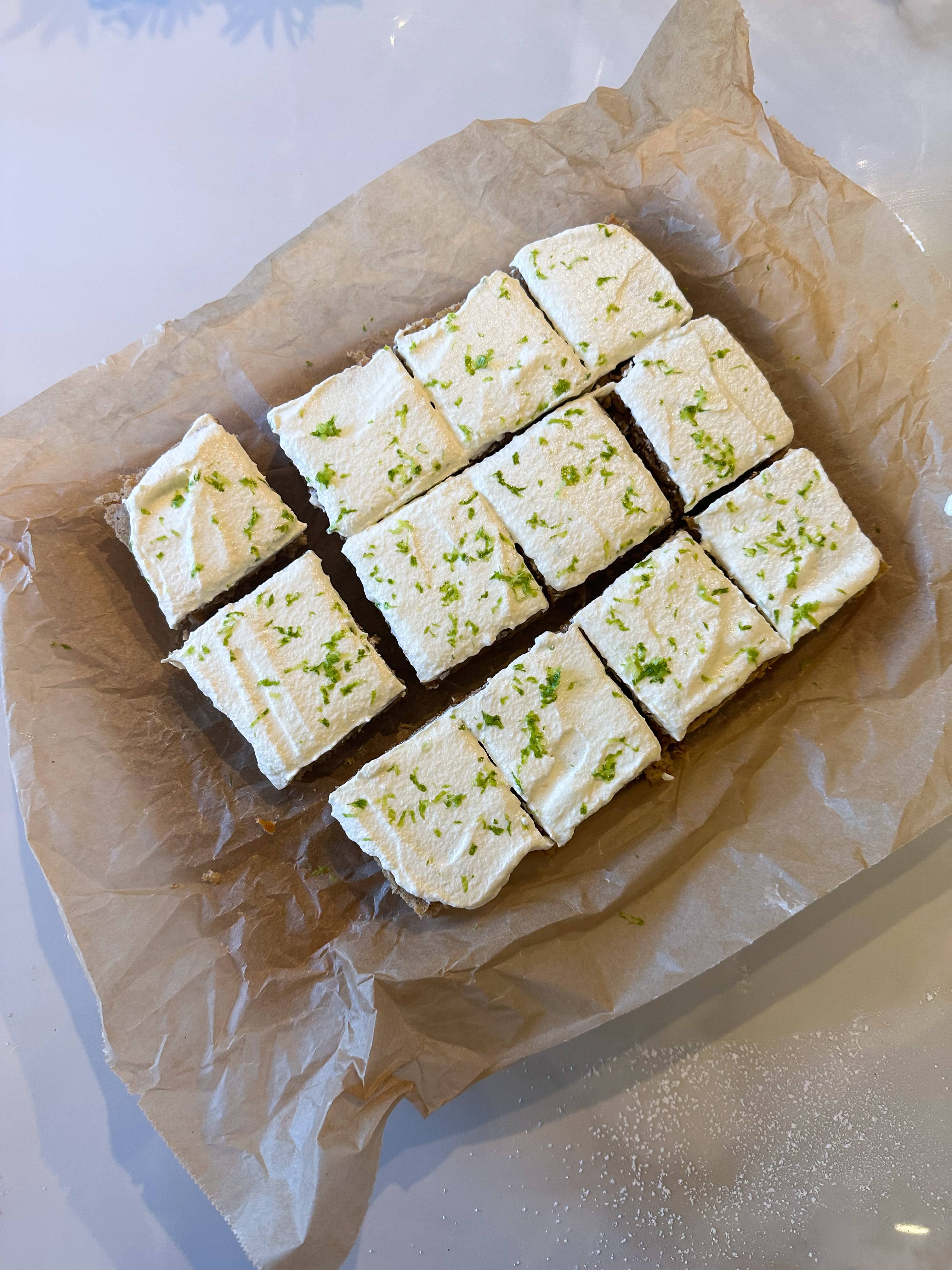 Proteinrik och sockerfri morotskaka med limefrosting kasein kanelbulle