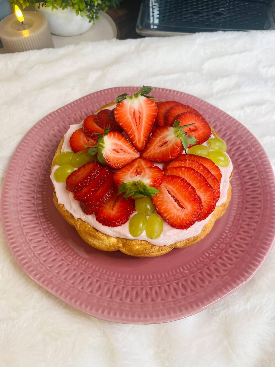 Proteinrik jordgubbskaka med frosting