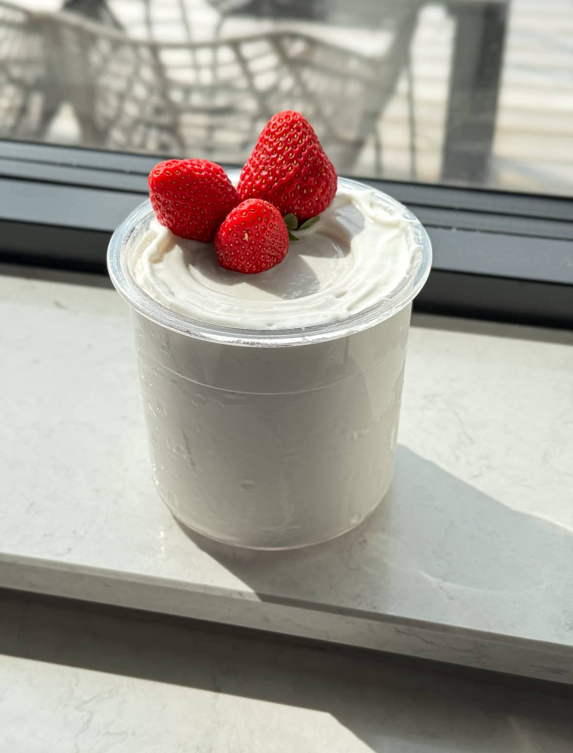 Proteinrik jordgubbsglass i din ninja creami vassle krämig jordgubbsglass