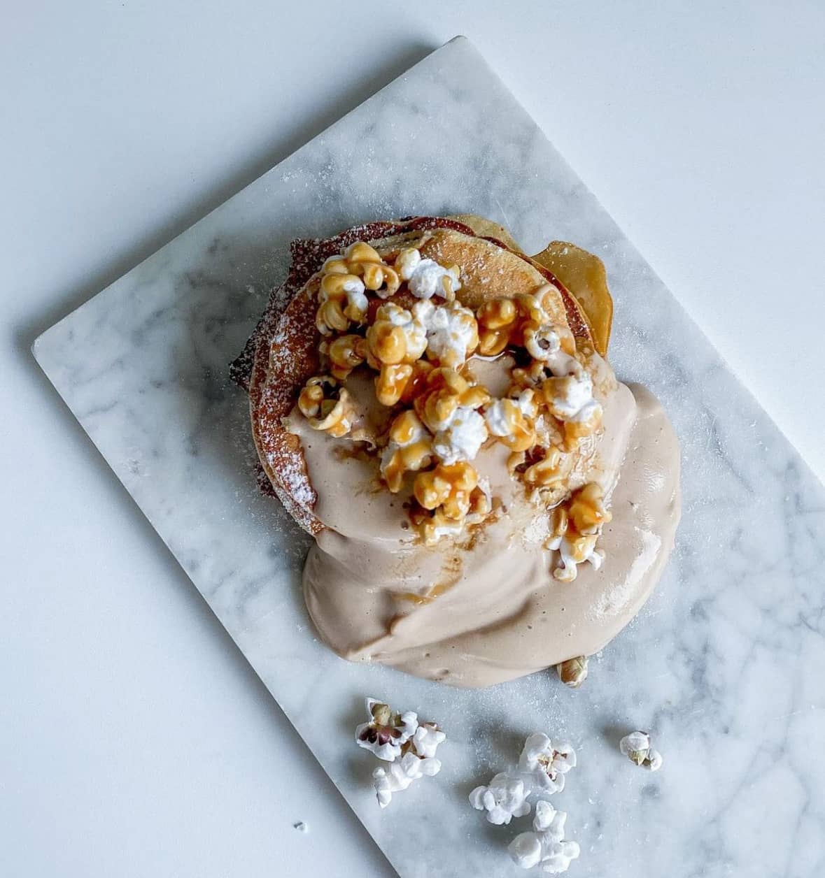 Proteinpannkakor med salt karamell och popcorn