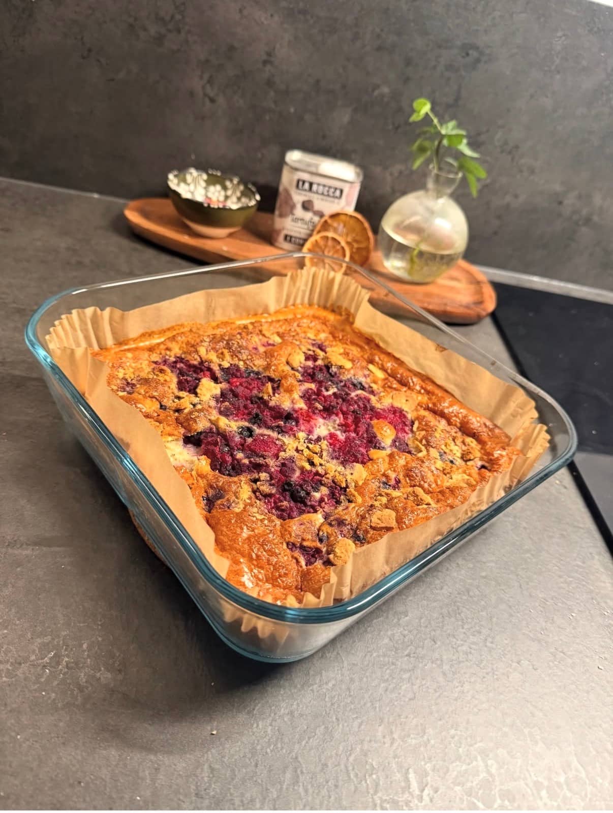 Proteinrik ugnspannkaka med bär vassle vaniljdrömmar 