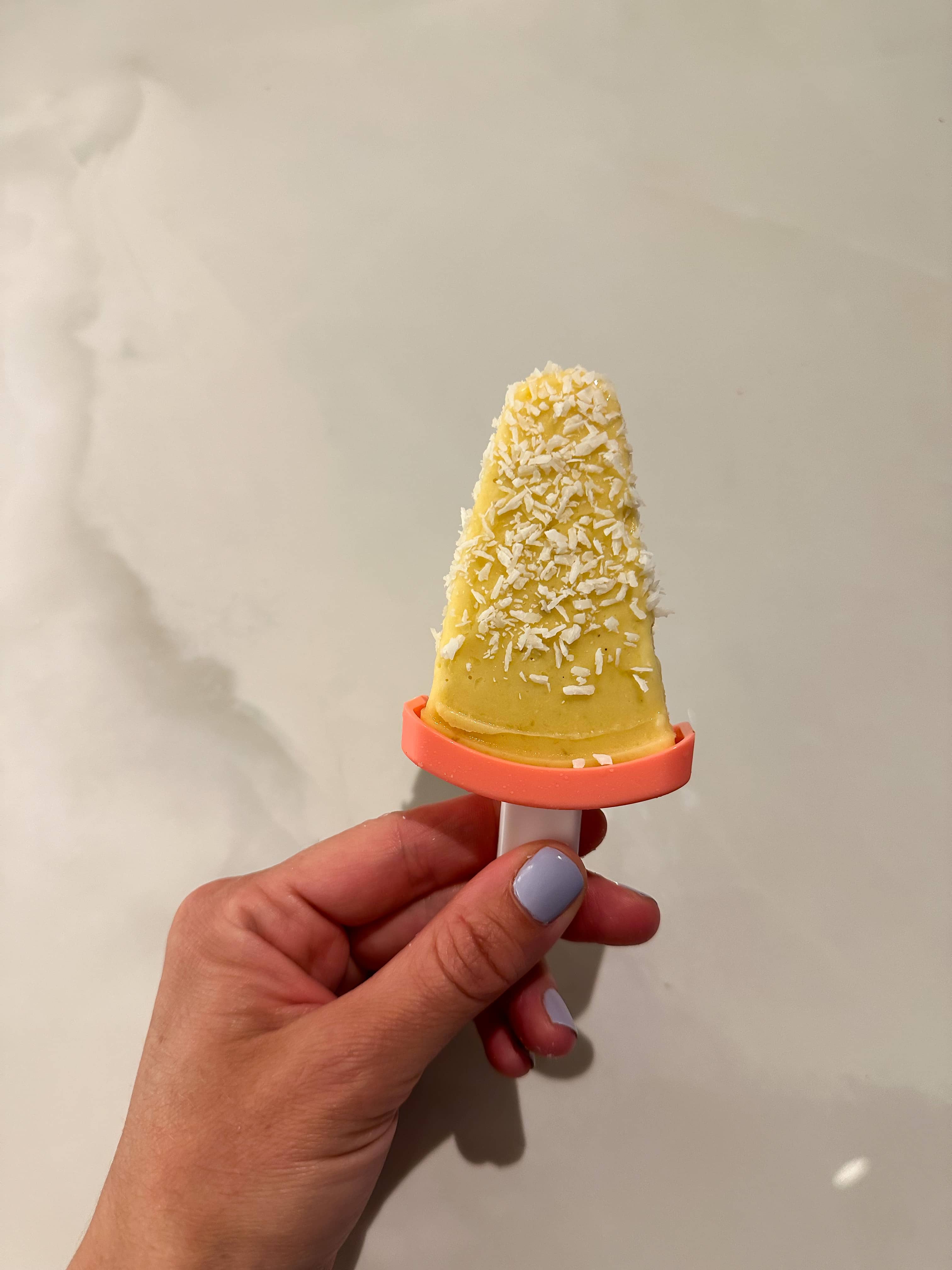 Proteinglass med mango- och kokos kasein mangoglass