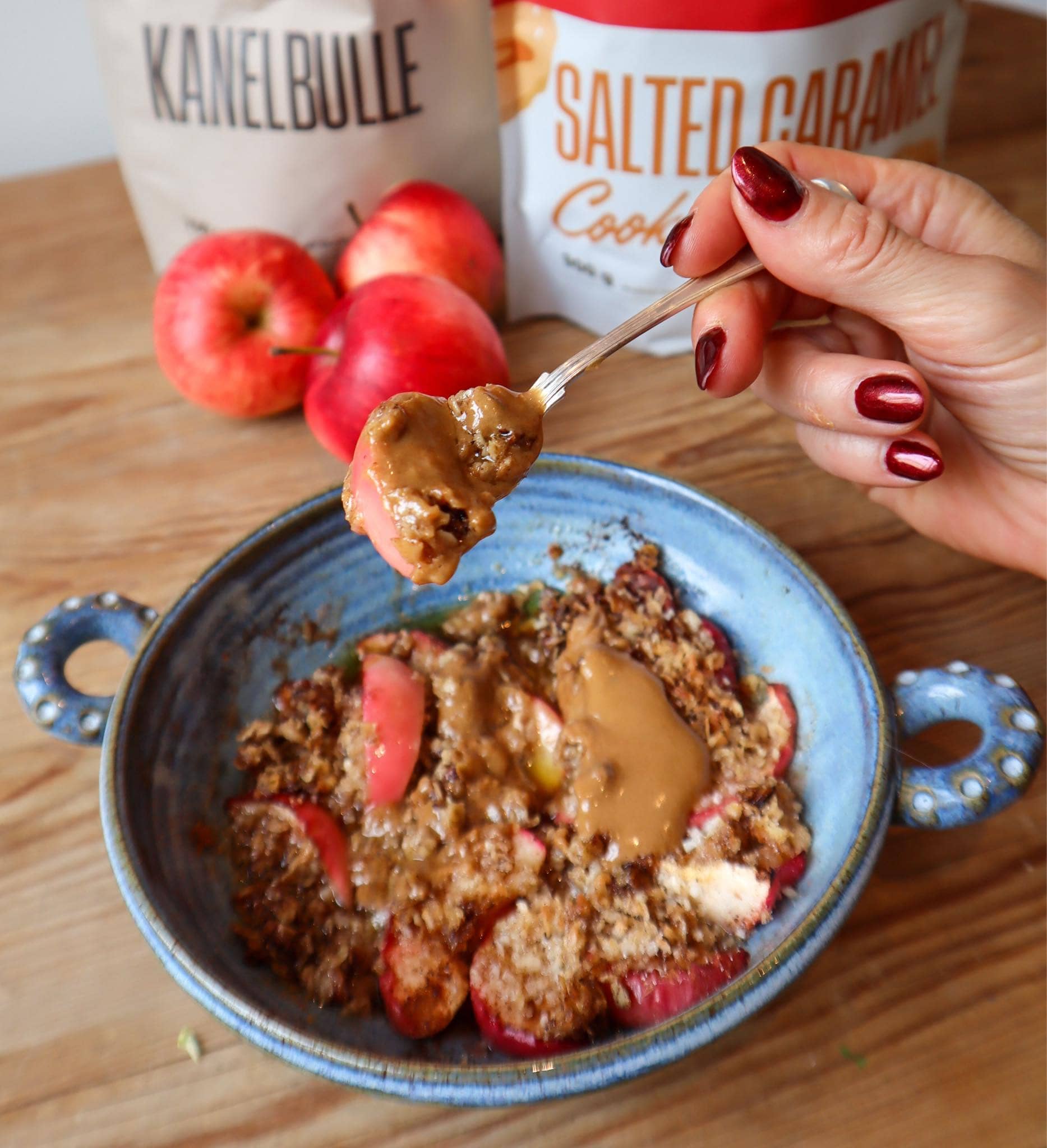 Äppelpaj med salted caramel cookiessås