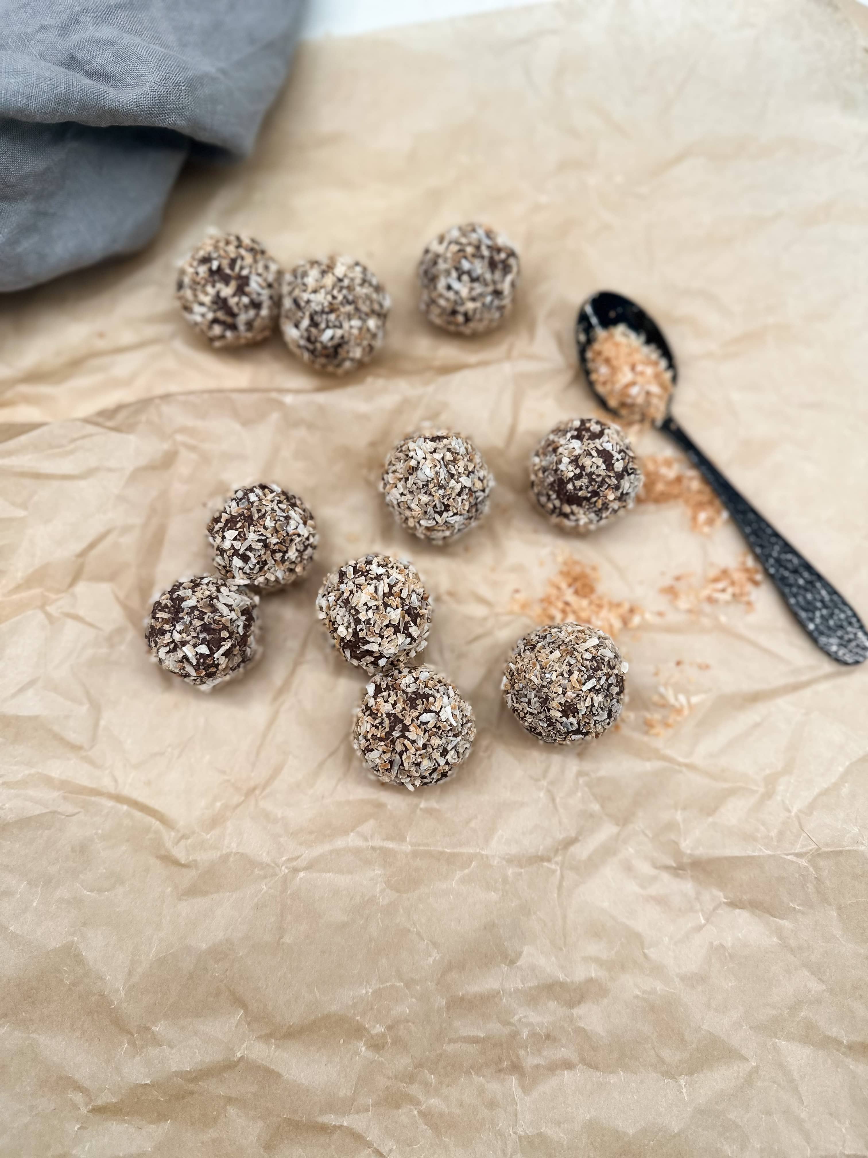 Proteinrika chokladbollar med rostad kokos