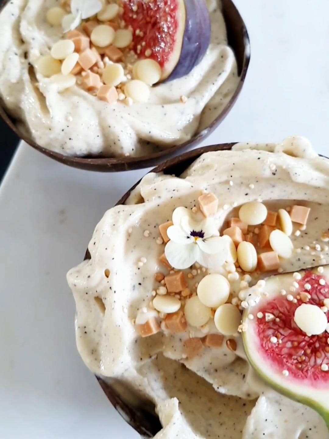 Proteinrik smoothiebowl med banan, mango- och drakfrukt 